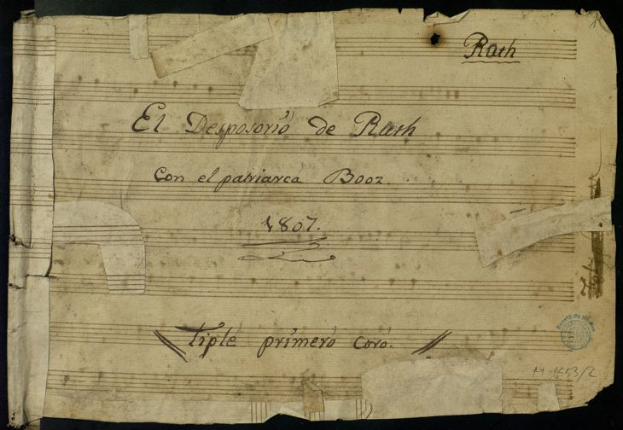 Ein altes, etwas zerknittertes Blatt Papier mit handgeschriebenen Noten und Text, vor schwarzem Hintergrund.