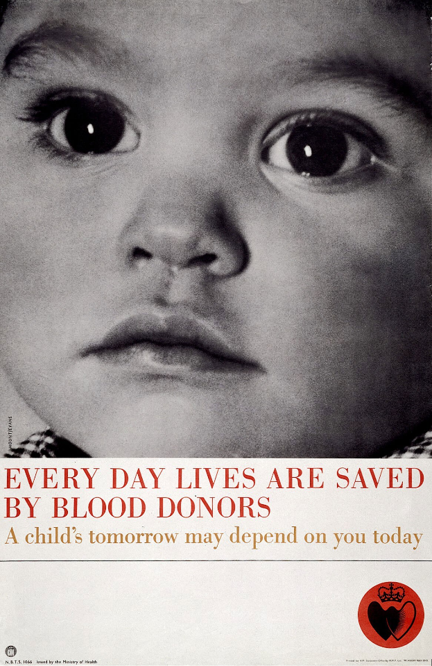 Plakat mit einem Kindergesicht in der Mitte und fetter schwarzer Schrift, die "Jeden Tag rettet Blutspenden Leben" darum herum lautet.