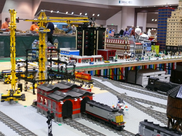 Ein volles Spielzeuggeschäft mit vielen Menschen in der Mitte.