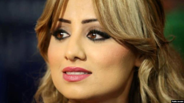 Blonde Frau mit pinkem Lippenstift im Vordergrund, unscharfer Hintergrund, mit Text "Demi Lovato Vermögen, Alter, Größe, Gewicht, Familie, Wiki & mehr" in der rechten unteren Ecke.