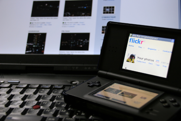 Ein Laptop mit einem Bildschirm und Tastatur, das wie eine PlayStation aussieht.