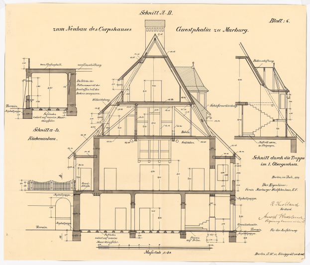 Schwarzes und weißes Architekturzeichnung eines Hauses mit zahlreichen Fenstern und einem Dach, beschriftet als erstes Haus in Deutschland, begleitet von detaillierten Bauplänen und Text.
