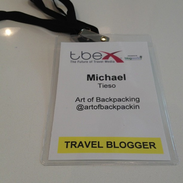 Ein Reisemagazin-Identitätsausweis mit einem Foto, Namen und Beruf.