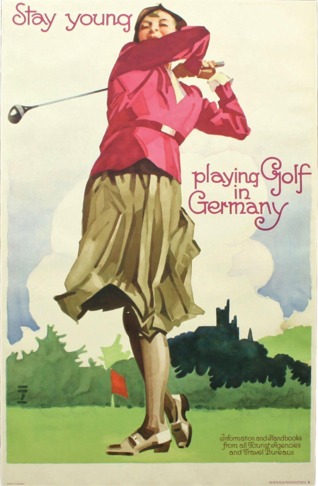 Eine Frau steht auf einem Golfplatz in Deutschland und hält einen Golfschläger in der Hand, im Hintergrund ist eine Fahne und Bäume zu sehen, sowie Text auf dem Plakat.