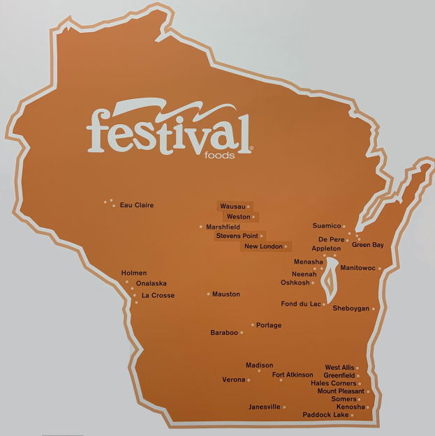 Ein lebendiger Plakat von Wisconsin gefüllt mit verschiedenen Früchten, Gemüse und Snacks, mit "Festival Foods" darauf gedruckt.
