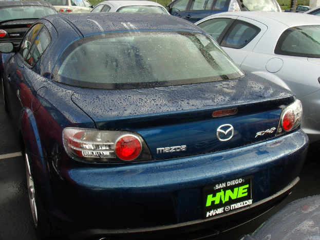 Mehrere Autos auf einer Straße mit einem Schild unten, auf dem Text steht.