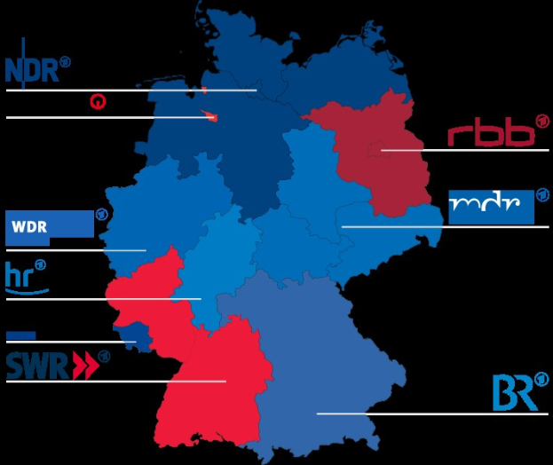 Eine Deutschlandkarte mit Bundesländern in rot und blau markiert, um die Ergebnisse der Wahl von 2016 anzuzeigen, einschließlich der Namen der Kandidaten und des Wahldatums.