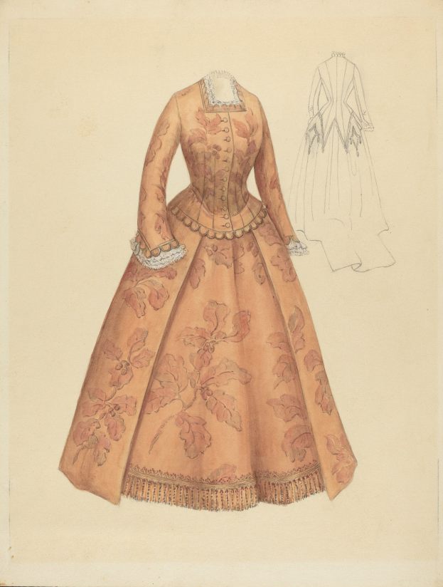 Ein detailliertes Kostümdesign aus dem 18. Jahrhundert mit einem langen Kleid mit floralem Muster, hohem Kragen, pink und lilafarbenem Oberteil, blauer Rock und Spitzenbesatz vor einem hellblauen Hintergrund.