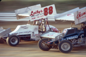 Mehrere Autos fahren auf einer Straße mit einer Sichtschutzbarriere, mit einem unscharfen Hintergrund.