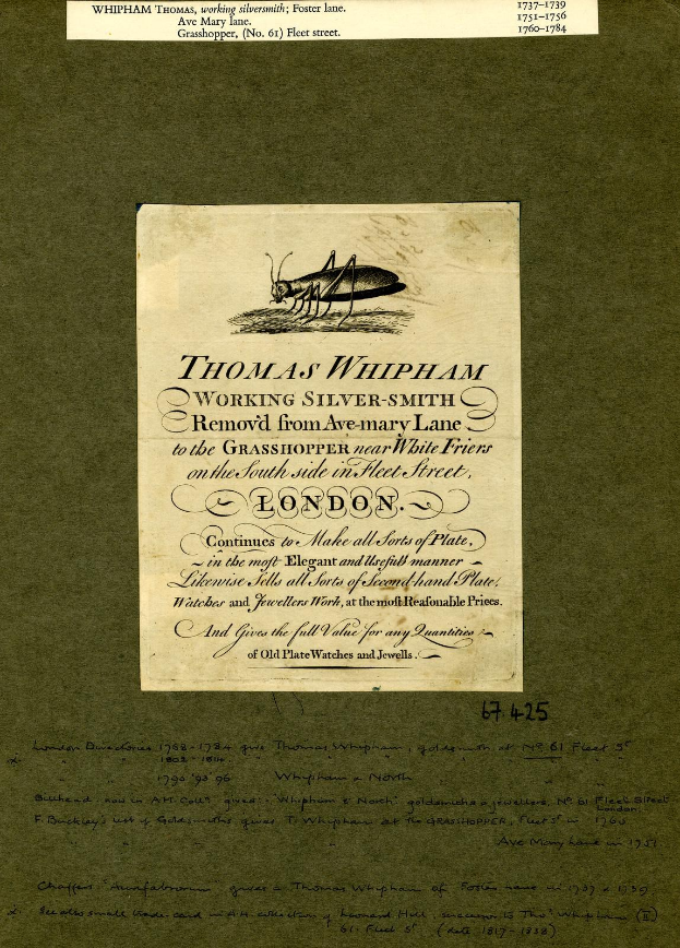 Ein altes Buch mit einer Zeichnung einer Grille auf dem Cover, das Text auf der Seite unter der Illustration enthält.