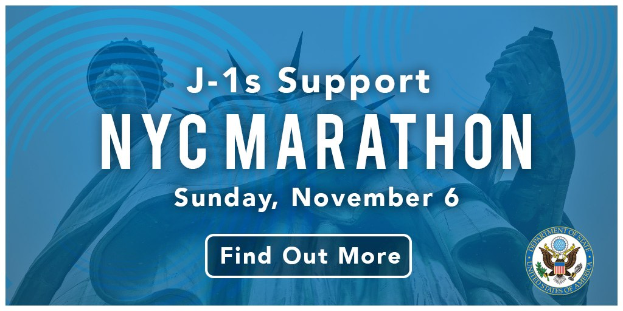 Plakat, das den New York City Marathon am Sonntag, den 6. November, mit dem Text "j-1s support NYC Marathon" und dem Logo des Events bewirbt.