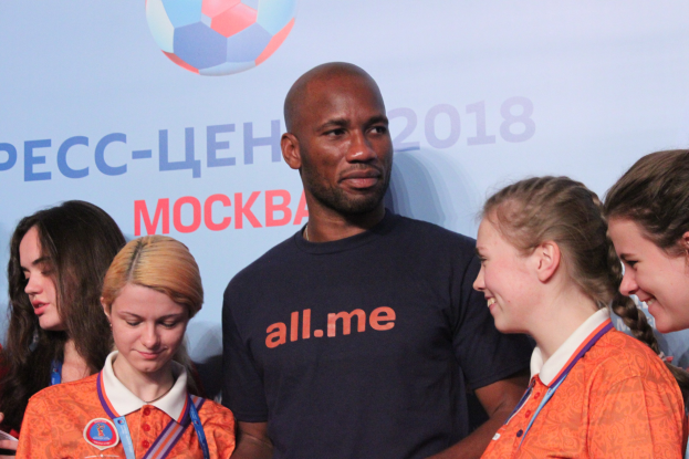 Gruppe von Menschen in Medaillen auf einer Bühne mit einem 2018 FIFA World Cup Russia-Banner mit einem Fußball im Hintergrund.