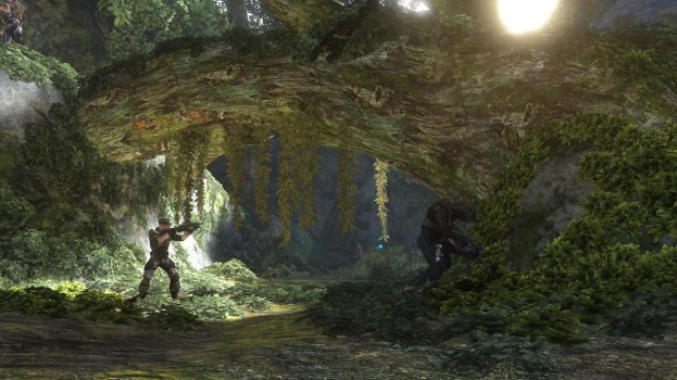 Eine Person, die in einem Videospiel die Sonne hält, mit einer anderen Person davor, umgeben von Grünfläche mit Bäumen und Pflanzen.