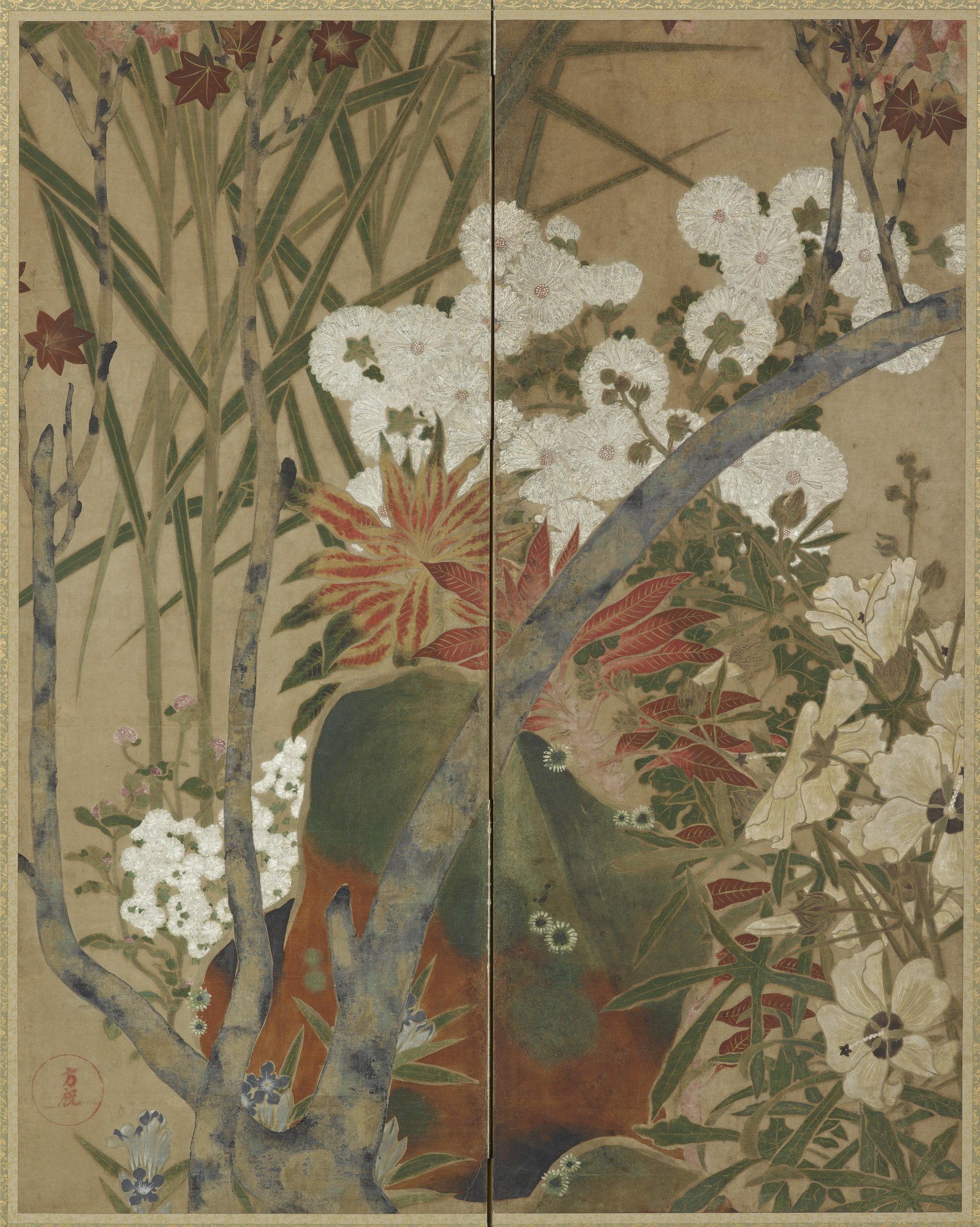 Ein japanischer Bildschirm mit einer leuchtenden Blumen- und Pflanzenmalerei in feinster Detailarbeit.