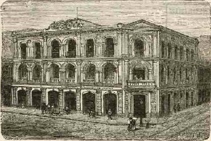 Ein altes Gebäude mit Bogengängen, Säulen und Fenstern, umgeben von einer Gruppe von Menschen, die auf dem Boden stehen, mit dem Text "Victorian Building in London, England" unten.