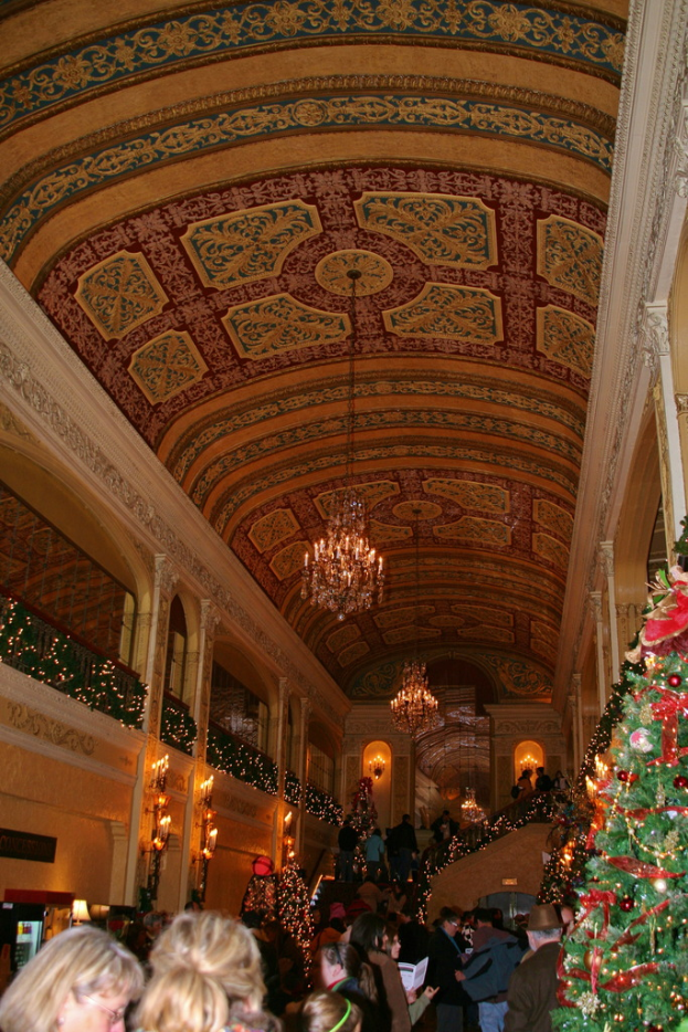 Eine Gruppe von Menschen steht zwischen Pflanzen mit Lampen und Leuchten an der Decke.