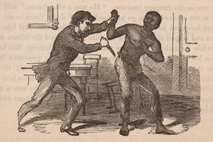 Zwei Männer streiten, einer hölt ein Messer, im Hintergrund Stühle und ein Tisch sowie Text am unteren Bildrand.