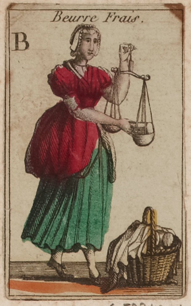 Eine Frau in einem roten und grünen Kleid hält eine Waage, mit einem Korb Wäsche neben ihr, entschlossen aussehend.