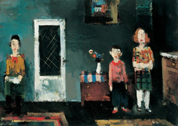 Malerei von drei Kindern, die in einem Raum mit einem Blumenstrauß auf dem Tisch, einer Tür, einem Foto Rahmen an der Wand und einem Teppich auf dem Boden stehen.