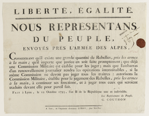 Papier mit französischer Schrift "Liberté égalité nous representants du peuple" und einer Münze auf der rechten Seite.