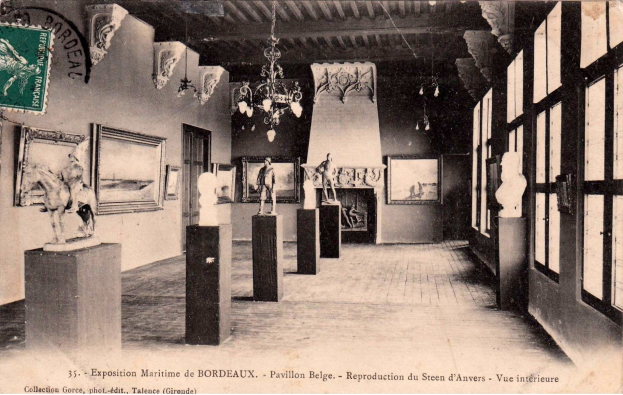 Ein altes Schwarz-Weiß-Foto einer Ausstellungshalle, die mit Skulpturen auf Sockeln, Fotorahmen an den Wänden, Kronleuchtern an der Decke und Fenstern auf der rechten Seite gefüllt ist, mit dem Text "Exposition Maritime de Bordeaux" unten.