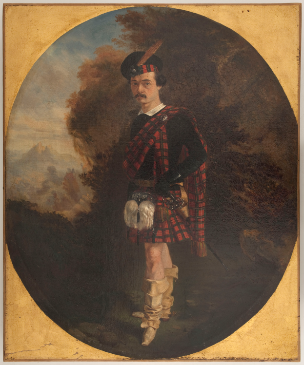 Ein Mann in traditioneller schottischer Kleidung, einschließlich eines roten und schwarzen Tartan-Kilts, weißem Hemd und schwarzem Gürtel, steht mit ernster Miene vor einer Baum- und Himmelkulisse.