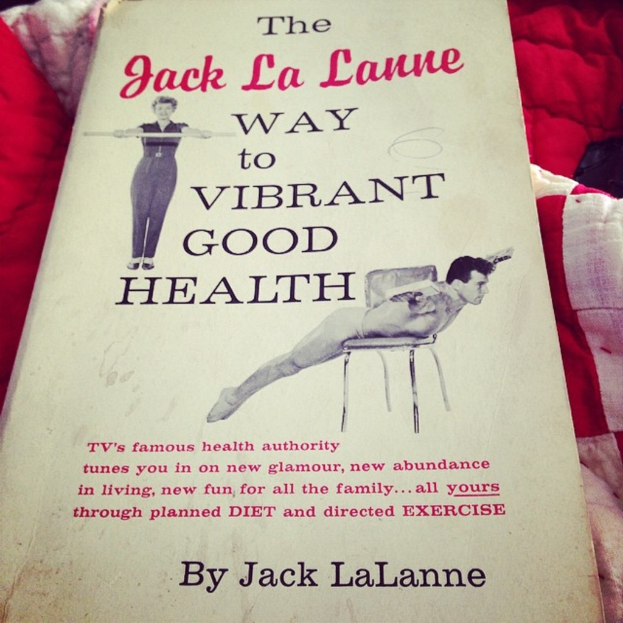 Ein Buch mit Text und Bildern auf einem Stapel Decken.