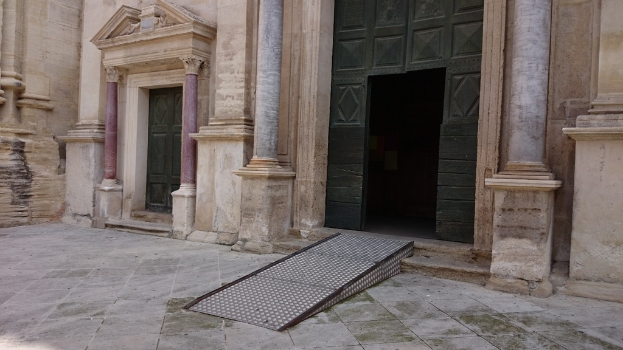 Ein Gebäude mit einer grünen Tür.