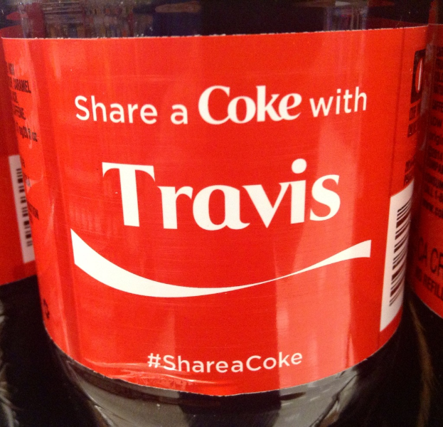 Eine Flasche mit der Aufschrift "Teilen Sie eine Coke mit TRAVIS".