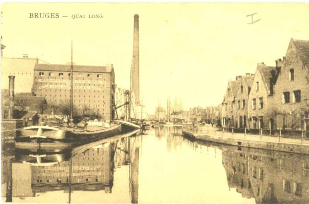 Ein altes Foto eines Kanals in Brügge, Belgien, mit Booten auf dem Wasser, Gebäuden mit Fenstern, Mästen, Bäumen und einem Himmel im Hintergrund, mit Text oben und unten auf dem Bild.