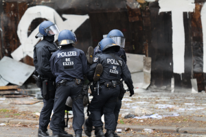 19-Jähriger verletzt zwei Männer im Stadtzentrum und greift Polizeibeamte an