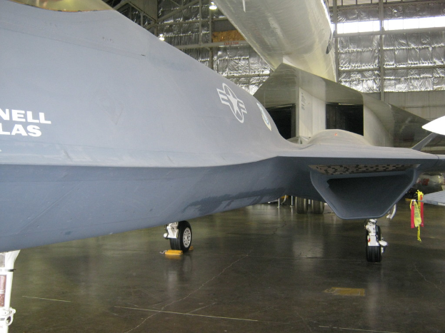 Ein großes Passagierflugzeug ist auf einer Rollbahn zu sehen.