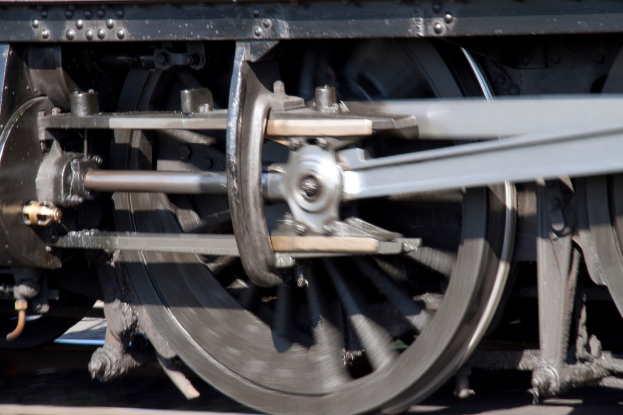 Eine Nahaufnahme eines Zugrades, das die Lauffläche und den Flansch zeigt.