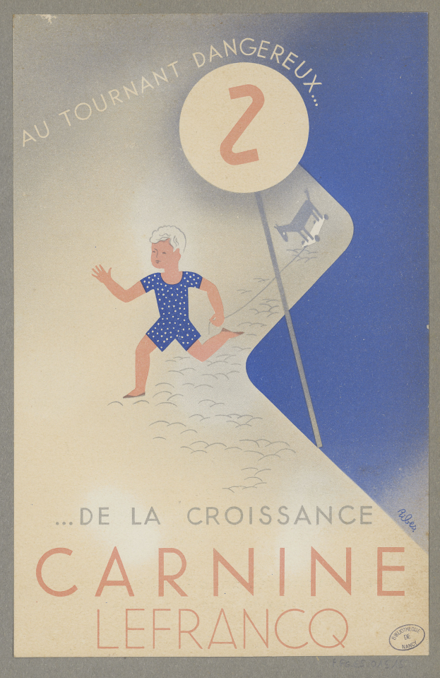 Eine Person in einem leuchtend gelben Kleid strahlt vor Freude in der Mitte eines Karnevalsplakats, umgeben von der fetten schwarzen Schrift "Karneval"