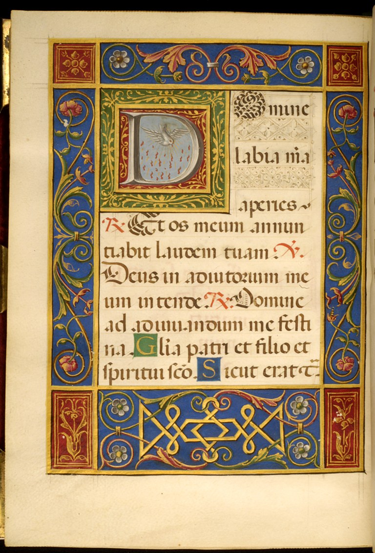 Ein aufgeschlagenes Buch mit einer illuminierten Handschrift, das einen großen, verzierten Buchstaben 'D' zeigt, der von kunstvollen Entwürfen und Texten umgeben ist.