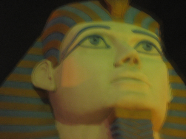 Eine Statue ist draußen zu sehen.