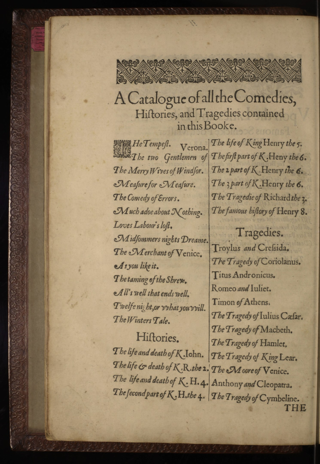 Offene Buchkatalogliste mit Komödien, Historiendramen und Tragödien vor dunklem Hintergrund.