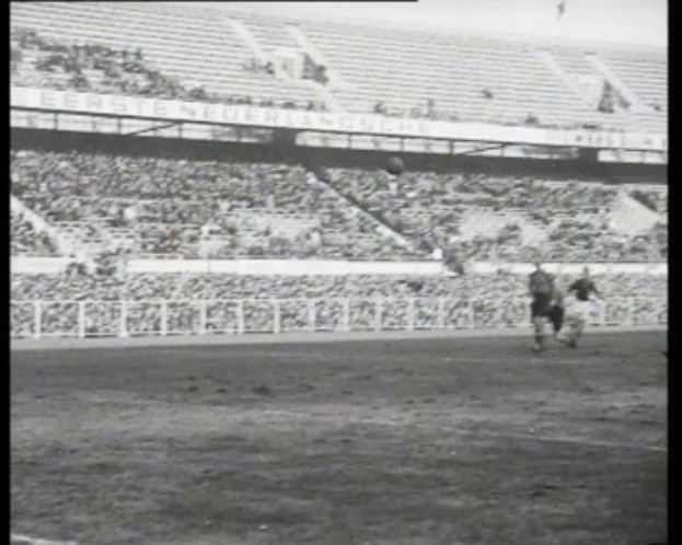 Schwarzes und weißes Foto eines Finalspiels der niederländischen Fußballliga 1961-1962 in einem Stadion, das Spieler auf dem Feld und Zuschauer in den Rängen zeigt.