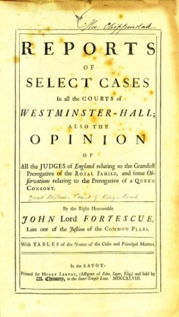 Titelbild eines alten Buches mit dem Titel 'Berichte über ausgewählte Fälle in den Gerichten von Westminster-Hall sowie die Meinung von John Lord Fortescue' mit einer offenen Seite, die schwarzen Tintentext zeigt.