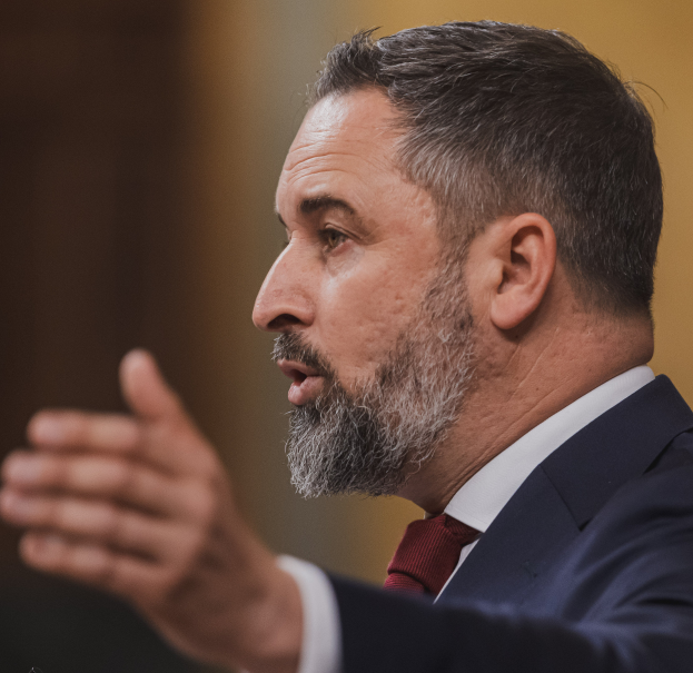 Ein Mann im Anzug und Krawatte spricht vor einem unscharfen Hintergrund in ein Mikrofon, wahrscheinlich in Reaktion auf die Entscheidung des Obersten Gerichtshofs, den Einsatz des russischen Außenministers Sergej Lawrow zu verbieten.