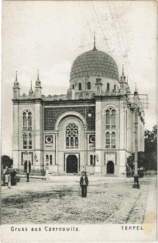 Ein altes Schwarz-Weiß-Foto der Tempelkirche in Czernowitz, Deutschland, umgeben von Menschen, Pfählen, Bäumen und Drähten, mit Text unten.