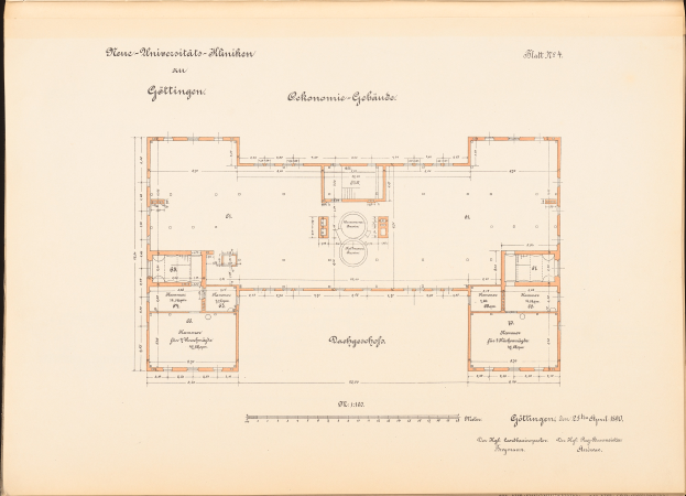 Ein detaillierter Grundrissplan der Universität München in Göttingen, der mehrere Räume mit etikettierten Fenstern, Türen und anderen Merkmalen zeigt.