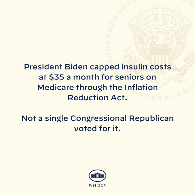 Plakat mit Text, der besagt "Präsident Biden beschränkt Insulinkosten auf 35 Dollar pro Monat für Senioren mit Medicare durch das Inflation Reduction Act" neben einem Logo.
