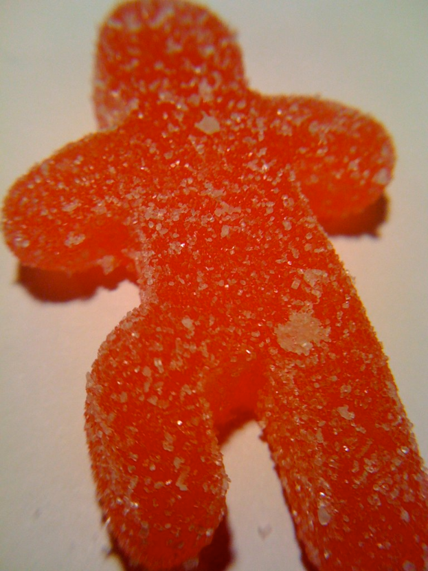 Ein Bonbon mit Zuckerüberzug.