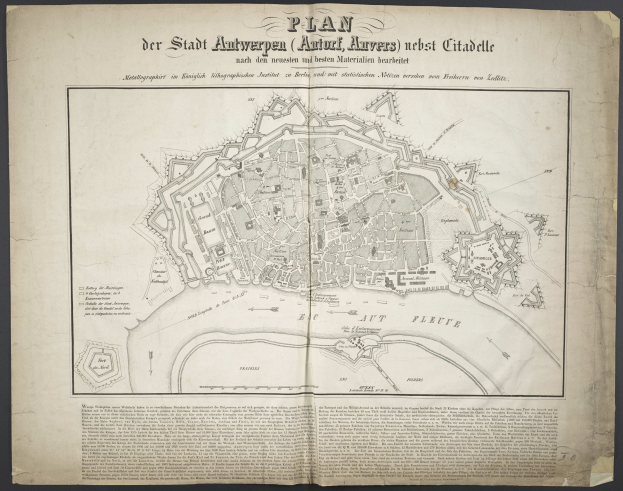 Ein abgenutztes Buch mit einer alten Karte von Berlins Straßen, Gebäuden und Sehenswürdigkeiten, begleitet von Texten über die Stadt details.