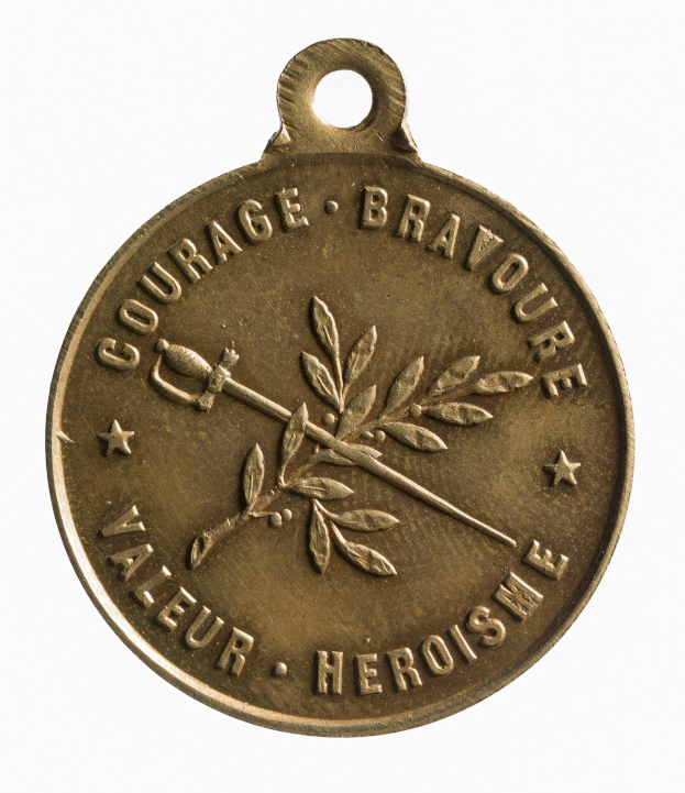 Goldmedaille mit den Worten 'Mut, Tapferkeit, Tapferkeit, Heldentum' darauf gegen einen weißen Hintergrund.