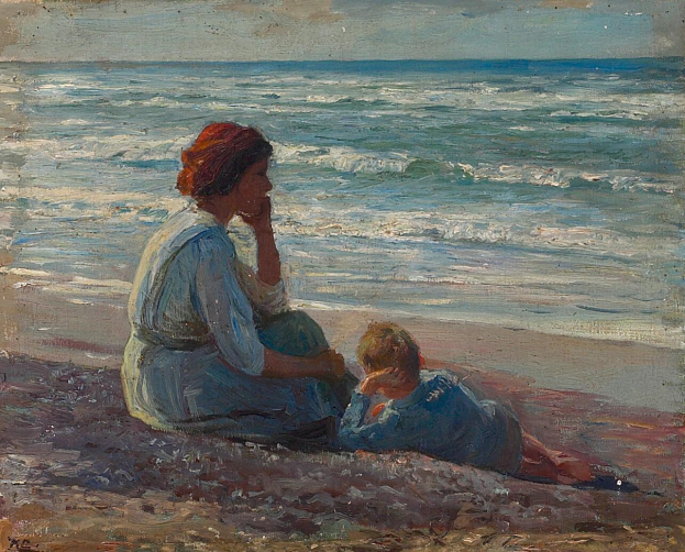Eine Mutter in einem hellen Kleid und ein junger Junge sitzen auf einem goldenen Strand und sehen dabei zu, wie die Sonne über dem Ozean untergeht, während die Wellen an den Strand schwappen, der Himmel ist in warmen Orangen, Pinks und Purpurfarben gemalt.