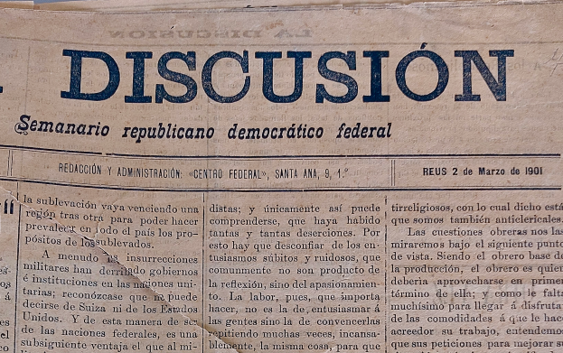 Eine vergilbte, leicht zerknitterte Zeitung mit der schwarzen Aufschrift 'Diskussion', die die Schlagzeile 'Semanario Repúblicano Democrático Federal' trägt.