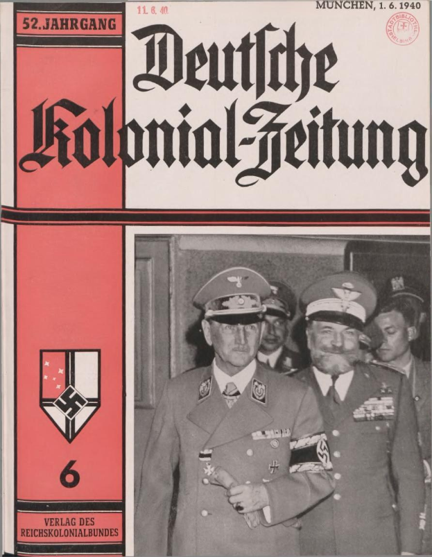 Titelbild einer 1940er-Ausgabe der 'Deutschen Kolonial-Zeitung' mit einem Foto von Adolf Hitler, umgeben von Menschen mit Mützen.