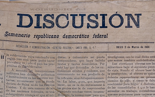 Gelblicher Zeitungsausschnitt mit schwarzer Tinte, Schlagzeile "Semanario Repúblicano Democrático Federal", mit dem Wort "Diskussion", leicht zerknittert mit Anzeichen von ├Ąu├čerer Handhabung.
